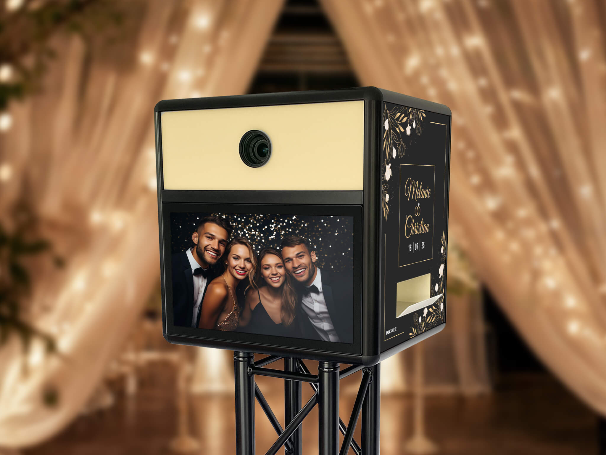 Eine Fotobox mit vier Personen; davon zwei Männer und zwei Frauen auf schwarzem Hintergrund.